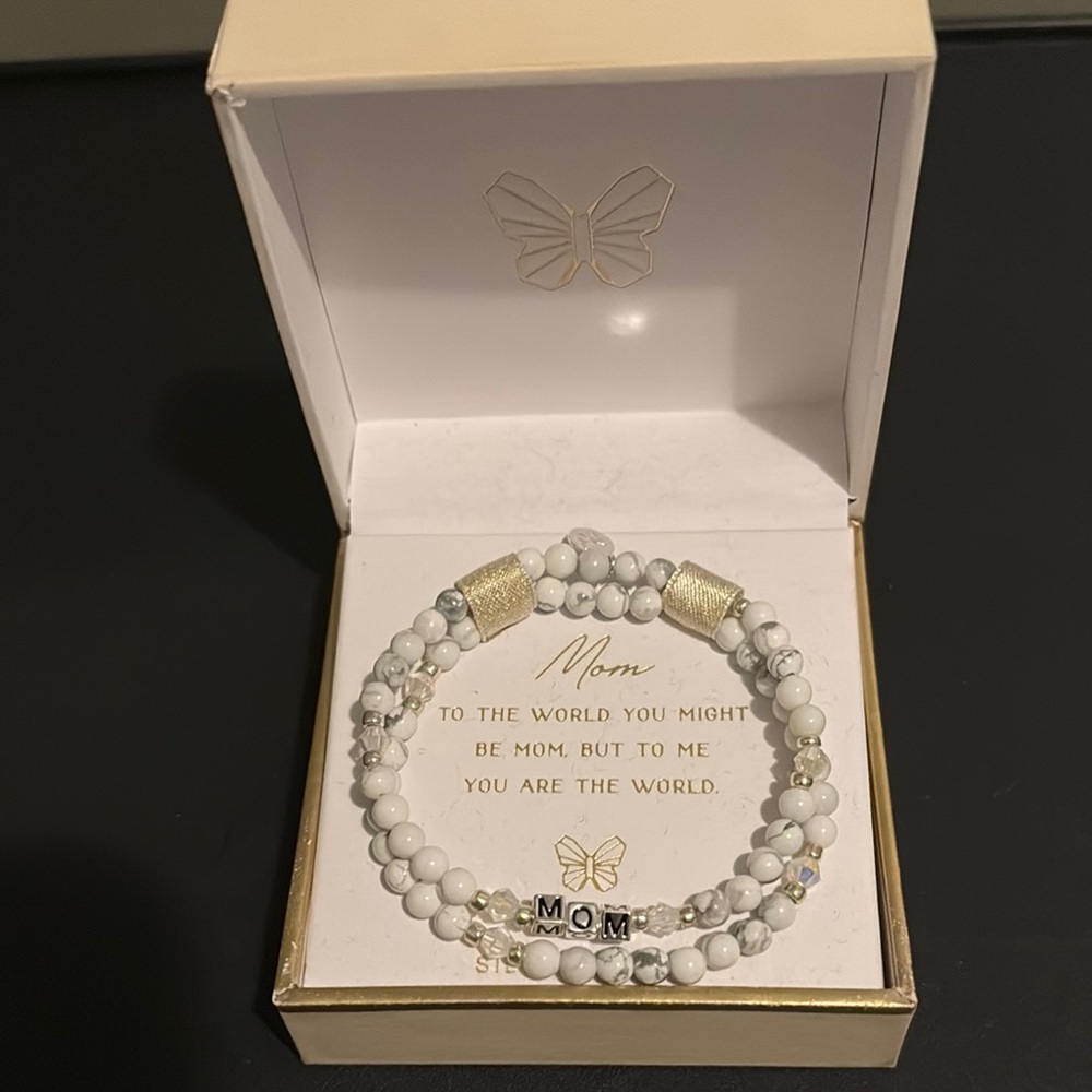 White Beaded 'Mom' Bracelet